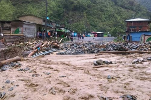 Bomberos y brigadistas de Defensa Civil se encuentran en la zona afectada por el huaico.