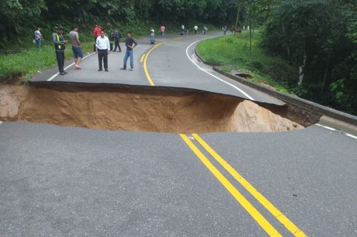 El gigantesco hoyo impide el tránsito en la carretera Tarapoto-Yurimaguas.