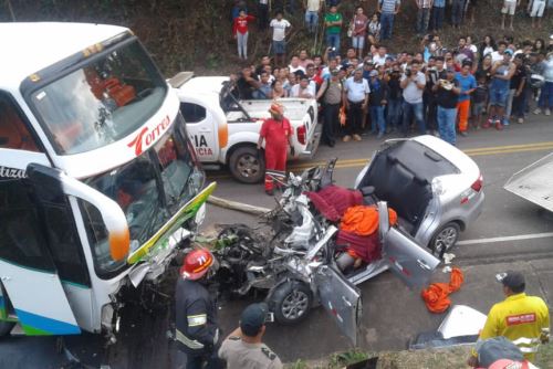El auto que llevaba a los menores chocó contra un bus provincial en la carretera Fernando Belaunde.