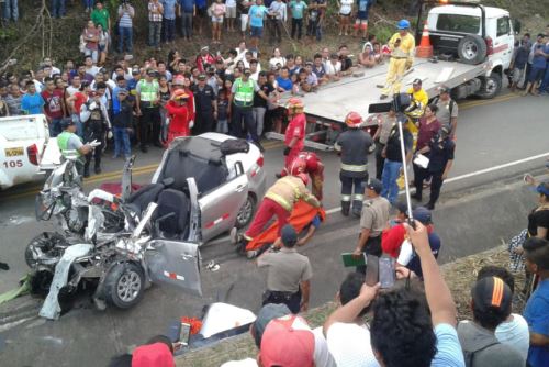 Bomberos debieron hacer denodados esfuerzos para recuperar los cuerpos de las víctimas de entre los fierros retorcidos.