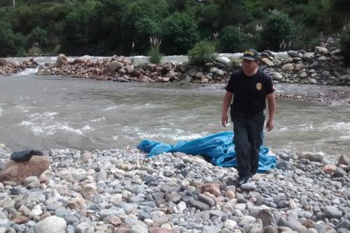 Tras una labor de rescate dificultosa, por la crecida del río, la Policía Nacional recuperó el cuerpo del menor.