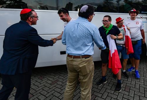 Jóvenes católicos polacos recibidos por el rabino Gustavo Kraselnik