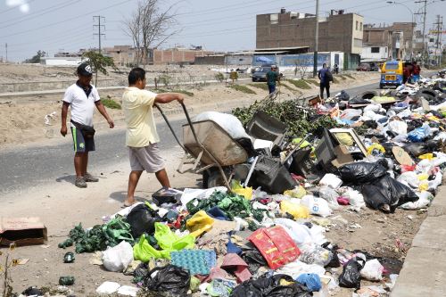 Alcalde de Lima supervisa recojo de 300 toneladas de basura en San Juan ...