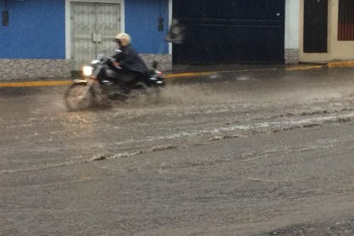 Las intensas lluvias en diversos distritos de la ciudad de Arequipa dificultan el transporte vehicular.