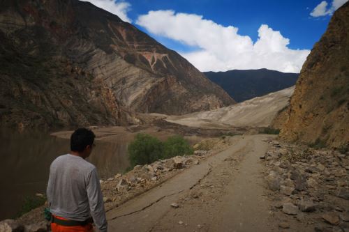 El deslizamiento del cerro también ha dañado un tramo de la vía Sihuas–Huacrachuco, en Áncash.