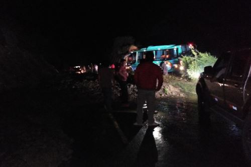 Varios vehículos quedaron varados esta  madrugada a la altura del kilómetro 69+585 de la carretera Casma-Huaraz.