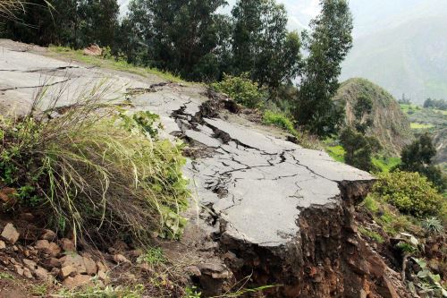 Deslizamiento de lodo y piedra bloqueó el tránsito en la carretera de penetración de Pallasca.