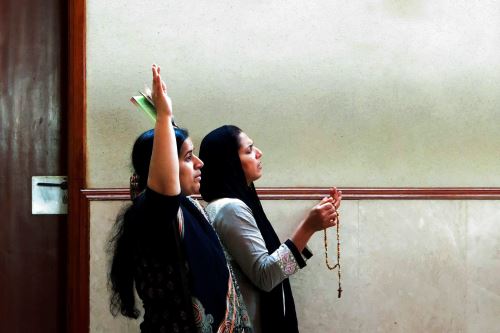 Mujeres rezando en la catedral de San José