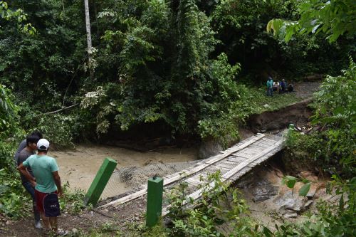 Puente colapsado fue declarado intransitable por autoridades de Defensa Civil.