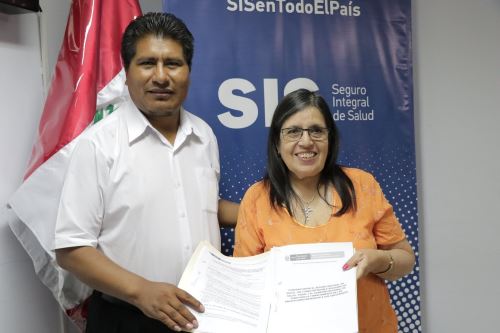 Jefa del SIS, Doris Lituma; y gobernador regional de Puno, Walter Aduviri, firmaron convenio.
