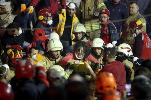 Mujer rescatada en derrumbe en Turquía