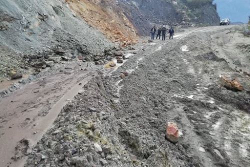 El huaico volcánico ha bloqueado la carretera de acceso al valle de Ubinas.