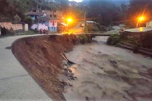 El caudal del río Pomabamba se incrementó a causa de las lluvias intensas que caen en la zona.