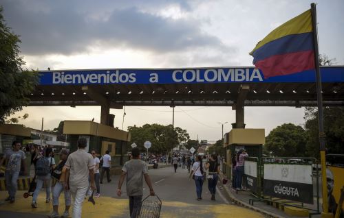 Venezolanos cruzan la frontera con Colombia