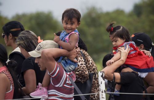 Con sus hijos en brazos, venezolanos van a Colombia
