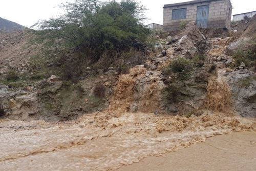 Las intensas lluvias y granizada activaron un cauce seco en el sector de quebrada Honda, en el distrito arequipeño de Quequeña.