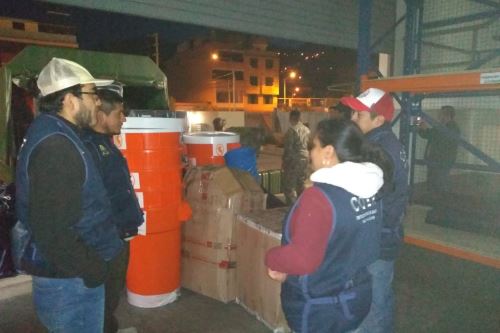 Los miembros del Ejército trasladaron la ayuda desde el almacén del Centro de Operaciones de Emergencia Regional Áncash.