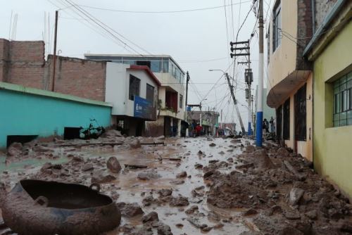 Autoridades trabajan en el rescate de víctimas por la caída de huaico en Aplao.