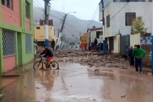 Masa de lodo y piedras ocasionó la caída de varios postes de alumbrado eléctrico en la ciudad de Aplao.