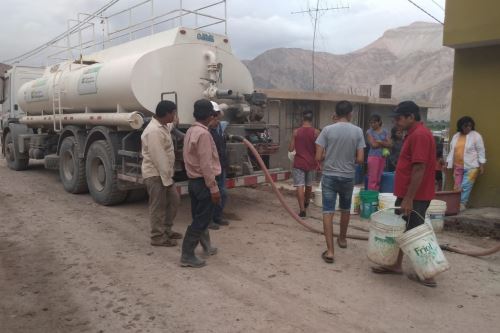 El Ministerio de Vivienda, Construcción y Saneamiento distribuye agua potable a pobladores afectados por intensas lluvias en el sur del país.