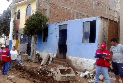 Brigadistas de Cofopri se encargaron de evaluar las viviendas dañadas por el huaico en Aplao.