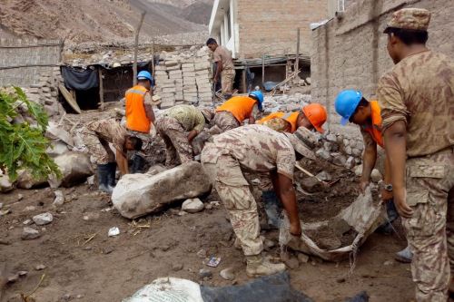 Miembros del Ejército apoyan en las labores de limpieza y remoción de escombros en la ciudad de Aplao, capital de la provincia de Castilla, región Arequipa.