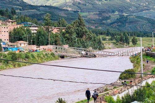 El puente sobre el río Vilcanota, en la provincia de Quispicanchi, sirve para el paso peatonal y vehicular hacia las ciudades de Sicuani, Arequipa y Puno.