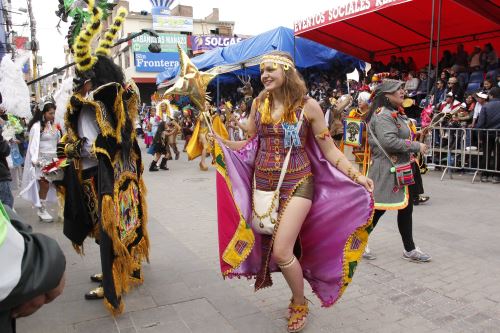 Turistas se suman a las celebraciones y participan de las danzas.