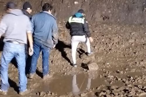 Pasajeros son los más afectados por los deslizamientos que cayeron en la carretera Chavín-Huari.