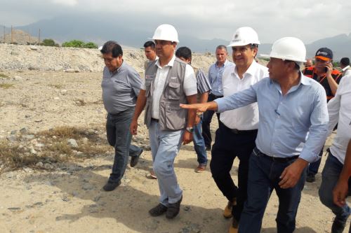 Durante su recorrido en Trujillo, el ministro de Economía y Finanzas, Carlos Oliva, recibió una propuesta de solución integral de las quebradas.