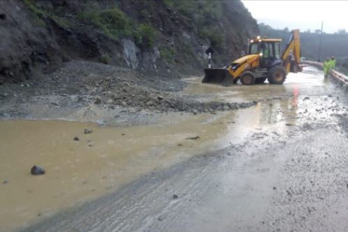 La concesionaria Deviandes efectúa trabajos de limpieza en el kilómetro 55 + 980, tramo Tornamesa-Cocachacra, en la provincia limeña de Huarochirí.