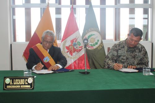 El gobernador regional de Lambayeque, Anselmo Lozano; y el comandante general del Ejército, Jorge Céliz, suscribieron un convenio de cooperación.