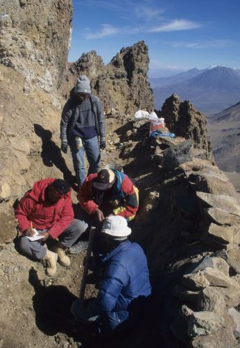 El tejido de origen Inca y otras piezas se hallaron en la cima del volcán Pichu Pichu, en Arequipa.