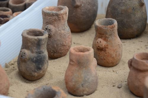 En el interior de la cámara funeraria se hallaron varios objetos algunos deteriorados por acción del huaqueo.