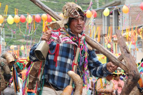 En Apurímac, el carnaval se festeja con el corte de la yunza, un árbol lleno de frutas, regalos, globos y serpentinas que será tumbado con un machete o hacha.