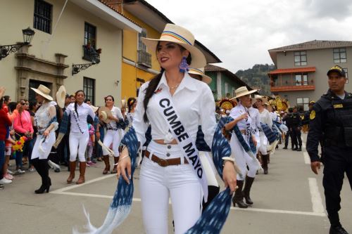 Las aspirantes a convertirse en la Reina del Carnaval de Cajamarca desfilaron por las céntricas calles de la ciudad.