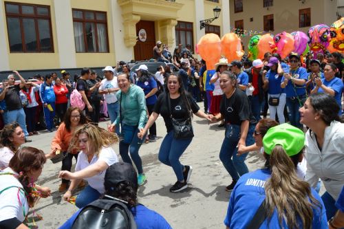 La población y los turistas se contagiaron de la alegría que caracteriza el Carnaval de Cajamarca.