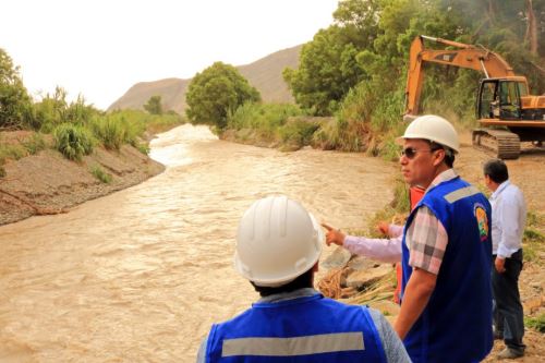 Autoridades de Áncash supervisaron los trabajos de descolmatación en el río Huarmey.