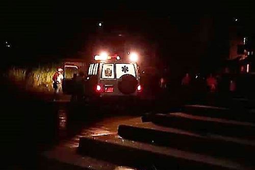 Ambulancias trasladaron a heridos del asalto a establecimientos de salud de Puerto Maldonado.