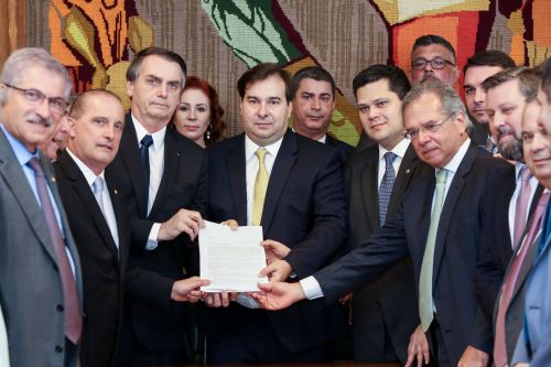 Bolsonaro y su equipo posan con el proyecto de ley