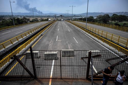Puente Tienditas bloqueado por contenedores