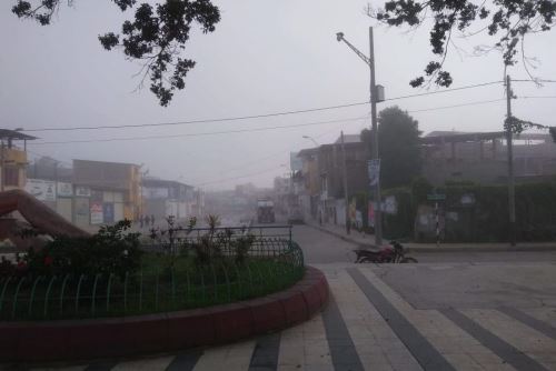 Una inusual neblina se apreció en el centro de la ciudad de Tumbes.
