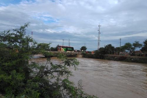 Unas 250 familias de centros poblados ubicados en la parte baja del distrito de Mórrope, en la región Lambayeque, quedaron incomunicadas tras el desborde del río La Leche.