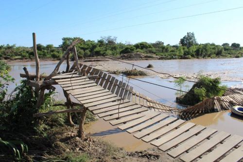 Puente colgante que conectaba el distrito de Zaña con La Otra Banda quedó inservible, tras soportar la fuerza de las aguas del río Zaña.