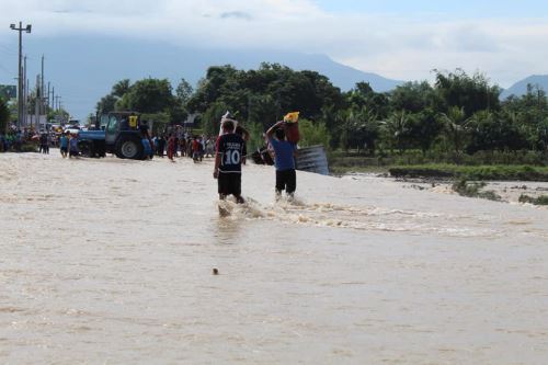 Crecida de la quebrada Juana Ríos, en el distrito de Chongoyape, ha interrumpido el tránsito hacia diversas zonas de la región Cajamarca.
