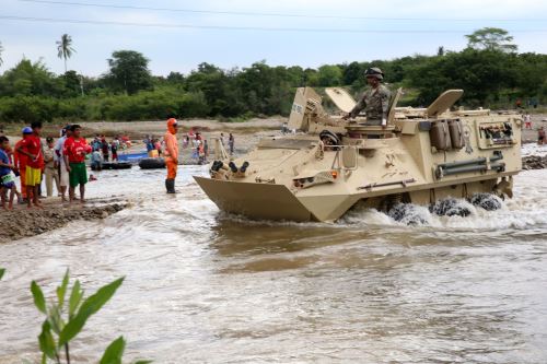 Son cuatro los vehículos anfibios de la Marina de Guerra del Perú que llegaron hoy al centro poblado de Malingas.