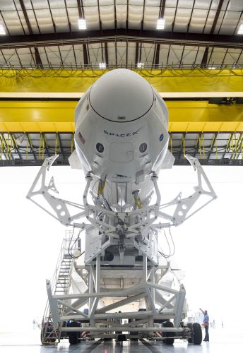 Cohete Falcon 9 con cápsula Crew Dragon