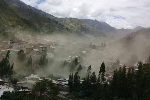 La población se alarmó debido a que el polvo generado por el deslizamiento llegó hasta la ciudad de Sihuas.