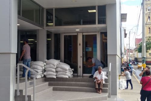 Con sacos de arena, los vecinos de la ciudad de Piura se protegen ante la eventual crecida del río Piura.