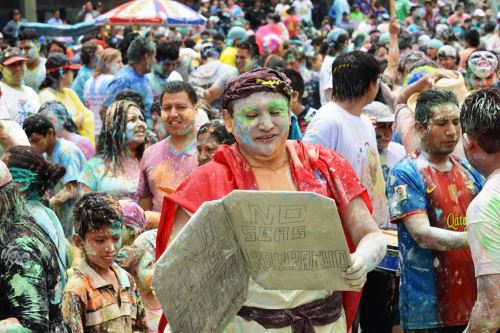 Grandes y chicos, con los rostros pintados, festejaron el ingreso de Ño Carnavalón a la ciudad norandina de Cajamarca.